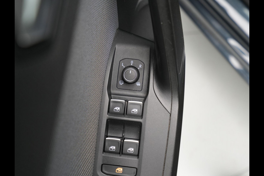 Seat Leon Sportstourer 1.5 TSI 130pk Style Navigatie Camera 17"velgen Keyless Parkassist Carplay 21
