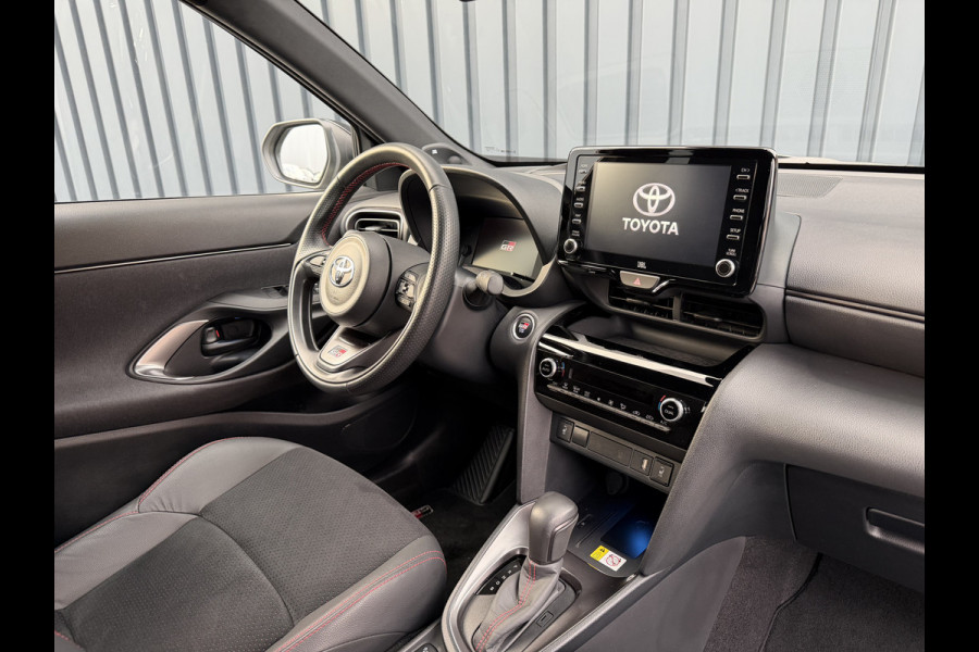 Toyota Yaris Cross 1.5 Hybrid GR Sport | 360 camera | JBL | Elektrische achterklep | Head-up | Rijklaar!!