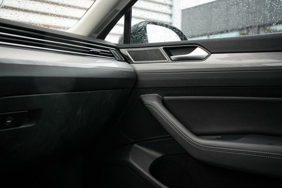 Volkswagen Passat 1.5 TSI Elegance Business R Leer Navi