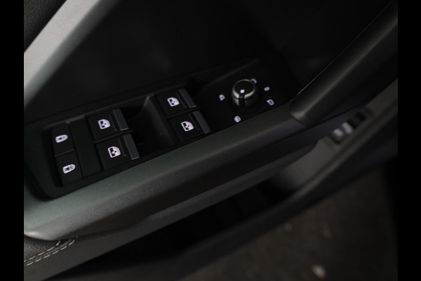 Audi Q3 Sportback 45 TFSI e Edition 245 pk S-tronic | Navigatie | Parkeersensoren (Park assist) | Achteruitrijcamera | Stoelverwarming | Adaptieve cruise control | Lederen bekleding |