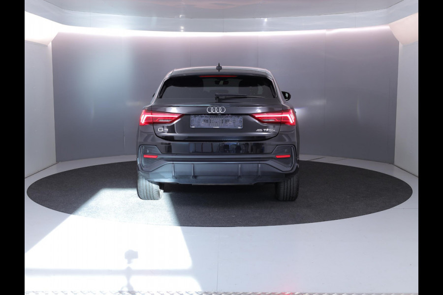 Audi Q3 Sportback 45 TFSI e Edition 245 pk S-tronic | Navigatie | Parkeersensoren (Park assist) | Achteruitrijcamera | Stoelverwarming | Adaptieve cruise control | Lederen bekleding |