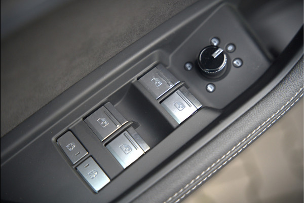 Audi e-tron Sportback 50 quattro S edition 71 kWh | S-Line | Black Edition | Panoramadak | Memory Seats | Luchtvering | Adaptive Cruise Control | Apple Carplay | Keyless | Matrix LED | Leder | Stoelverwarming | NAP |