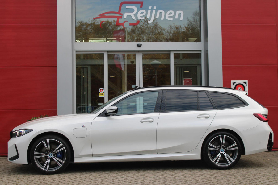 BMW 3 Serie Touring 330e 292PK M-SPORT | M-SPORT PRO-PAKKET | M-SPORT REMMEN UITGEVOERD IN DONKERBLAUW MET M LOGO | BMW LIVE COCKPIT PROFESSIONAL | CURVED DISPLAY |DRIVING ASSISTANT INCL. HEAD-UP DISPLAY | PANORAMISCH SCHUIF/KANTEL DAK | PARKING ASSIST INCL. ACHTERUITRIJCAMERA | ADAPTIEVE LED KOPLAMPEN |SHADOW LINE | M-SPORTSTOELEN VOOR | LEDER VERNASCA MET CONTRAST STIKSELS M-SPORT | STOEL VERWARMING | DRAADLOZE APPLE CARPLAY | ELEKTRISCH VERSTELBARE STOELEN MET GEHEUGEN FUNCTIE | HEAD UP DISPLAY | DRAADLOZE TELEFOONLADER | DODEHOEK BEWAKING | COMFORT PACK INCL. ELEKTRISCHE ACHTE