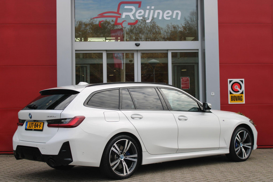 BMW 3 Serie Touring 330e 292PK M-SPORT | M-SPORT PRO-PAKKET | M-SPORT REMMEN UITGEVOERD IN DONKERBLAUW MET M LOGO | BMW LIVE COCKPIT PROFESSIONAL | CURVED DISPLAY |DRIVING ASSISTANT INCL. HEAD-UP DISPLAY | PANORAMISCH SCHUIF/KANTEL DAK | PARKING ASSIST INCL. ACHTERUITRIJCAMERA | ADAPTIEVE LED KOPLAMPEN |SHADOW LINE | M-SPORTSTOELEN VOOR | LEDER VERNASCA MET CONTRAST STIKSELS M-SPORT | STOEL VERWARMING | DRAADLOZE APPLE CARPLAY | ELEKTRISCH VERSTELBARE STOELEN MET GEHEUGEN FUNCTIE | HEAD UP DISPLAY | DRAADLOZE TELEFOONLADER | DODEHOEK BEWAKING | COMFORT PACK INCL. ELEKTRISCHE ACHTE