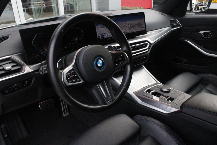 BMW 3 Serie Touring 330e 292PK M-SPORT | M-SPORT PRO-PAKKET | M-SPORT REMMEN UITGEVOERD IN DONKERBLAUW MET M LOGO | BMW LIVE COCKPIT PROFESSIONAL | CURVED DISPLAY |DRIVING ASSISTANT INCL. HEAD-UP DISPLAY | PANORAMISCH SCHUIF/KANTEL DAK | PARKING ASSIST INCL. ACHTERUITRIJCAMERA | ADAPTIEVE LED KOPLAMPEN |SHADOW LINE | M-SPORTSTOELEN VOOR | LEDER VERNASCA MET CONTRAST STIKSELS M-SPORT | STOEL VERWARMING | DRAADLOZE APPLE CARPLAY | ELEKTRISCH VERSTELBARE STOELEN MET GEHEUGEN FUNCTIE | HEAD UP DISPLAY | DRAADLOZE TELEFOONLADER | DODEHOEK BEWAKING | COMFORT PACK INCL. ELEKTRISCHE ACHTE