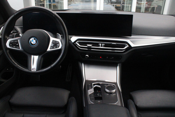 BMW 3 Serie Touring 330e 292PK M-SPORT | M-SPORT PRO-PAKKET | M-SPORT REMMEN UITGEVOERD IN DONKERBLAUW MET M LOGO | BMW LIVE COCKPIT PROFESSIONAL | CURVED DISPLAY |DRIVING ASSISTANT INCL. HEAD-UP DISPLAY | PANORAMISCH SCHUIF/KANTEL DAK | PARKING ASSIST INCL. ACHTERUITRIJCAMERA | ADAPTIEVE LED KOPLAMPEN |SHADOW LINE | M-SPORTSTOELEN VOOR | LEDER VERNASCA MET CONTRAST STIKSELS M-SPORT | STOEL VERWARMING | DRAADLOZE APPLE CARPLAY | ELEKTRISCH VERSTELBARE STOELEN MET GEHEUGEN FUNCTIE | HEAD UP DISPLAY | DRAADLOZE TELEFOONLADER | DODEHOEK BEWAKING | COMFORT PACK INCL. ELEKTRISCHE ACHTE
