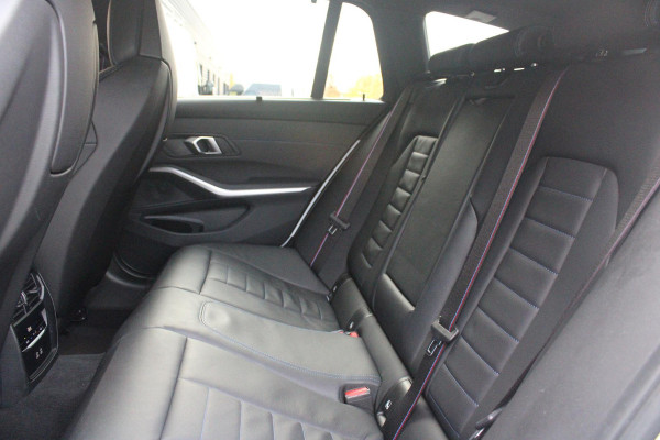 BMW 3 Serie Touring 330e 292PK M-SPORT | M-SPORT PRO-PAKKET | M-SPORT REMMEN UITGEVOERD IN DONKERBLAUW MET M LOGO | BMW LIVE COCKPIT PROFESSIONAL | CURVED DISPLAY |DRIVING ASSISTANT INCL. HEAD-UP DISPLAY | PANORAMISCH SCHUIF/KANTEL DAK | PARKING ASSIST INCL. ACHTERUITRIJCAMERA | ADAPTIEVE LED KOPLAMPEN |SHADOW LINE | M-SPORTSTOELEN VOOR | LEDER VERNASCA MET CONTRAST STIKSELS M-SPORT | STOEL VERWARMING | DRAADLOZE APPLE CARPLAY | ELEKTRISCH VERSTELBARE STOELEN MET GEHEUGEN FUNCTIE | HEAD UP DISPLAY | DRAADLOZE TELEFOONLADER | DODEHOEK BEWAKING | COMFORT PACK INCL. ELEKTRISCHE ACHTE