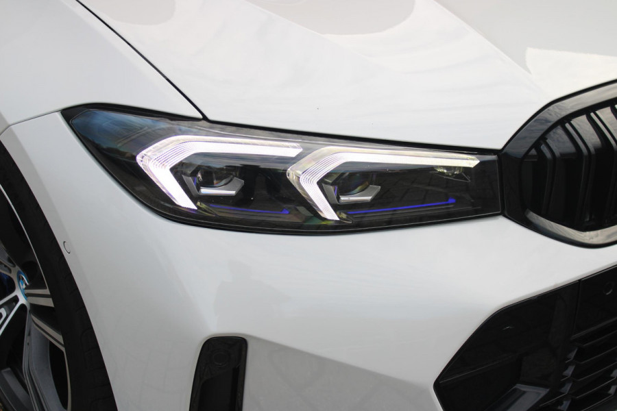 BMW 3 Serie Touring 330e 292PK M-SPORT | M-SPORT PRO-PAKKET | M-SPORT REMMEN UITGEVOERD IN DONKERBLAUW MET M LOGO | BMW LIVE COCKPIT PROFESSIONAL | CURVED DISPLAY |DRIVING ASSISTANT INCL. HEAD-UP DISPLAY | PANORAMISCH SCHUIF/KANTEL DAK | PARKING ASSIST INCL. ACHTERUITRIJCAMERA | ADAPTIEVE LED KOPLAMPEN |SHADOW LINE | M-SPORTSTOELEN VOOR | LEDER VERNASCA MET CONTRAST STIKSELS M-SPORT | STOEL VERWARMING | DRAADLOZE APPLE CARPLAY | ELEKTRISCH VERSTELBARE STOELEN MET GEHEUGEN FUNCTIE | HEAD UP DISPLAY | DRAADLOZE TELEFOONLADER | DODEHOEK BEWAKING | COMFORT PACK INCL. ELEKTRISCHE ACHTE