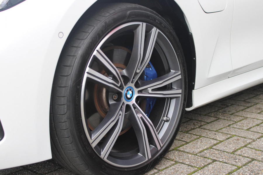 BMW 3 Serie Touring 330e 292PK M-SPORT | M-SPORT PRO-PAKKET | M-SPORT REMMEN UITGEVOERD IN DONKERBLAUW MET M LOGO | BMW LIVE COCKPIT PROFESSIONAL | CURVED DISPLAY |DRIVING ASSISTANT INCL. HEAD-UP DISPLAY | PANORAMISCH SCHUIF/KANTEL DAK | PARKING ASSIST INCL. ACHTERUITRIJCAMERA | ADAPTIEVE LED KOPLAMPEN |SHADOW LINE | M-SPORTSTOELEN VOOR | LEDER VERNASCA MET CONTRAST STIKSELS M-SPORT | STOEL VERWARMING | DRAADLOZE APPLE CARPLAY | ELEKTRISCH VERSTELBARE STOELEN MET GEHEUGEN FUNCTIE | HEAD UP DISPLAY | DRAADLOZE TELEFOONLADER | DODEHOEK BEWAKING | COMFORT PACK INCL. ELEKTRISCHE ACHTE