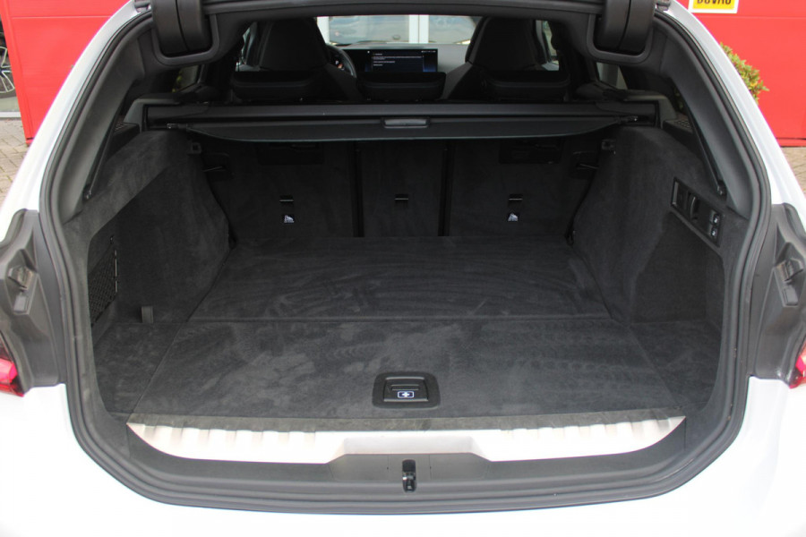 BMW 3 Serie Touring 330e 292PK M-SPORT | M-SPORT PRO-PAKKET | M-SPORT REMMEN UITGEVOERD IN DONKERBLAUW MET M LOGO | BMW LIVE COCKPIT PROFESSIONAL | CURVED DISPLAY |DRIVING ASSISTANT INCL. HEAD-UP DISPLAY | PANORAMISCH SCHUIF/KANTEL DAK | PARKING ASSIST INCL. ACHTERUITRIJCAMERA | ADAPTIEVE LED KOPLAMPEN |SHADOW LINE | M-SPORTSTOELEN VOOR | LEDER VERNASCA MET CONTRAST STIKSELS M-SPORT | STOEL VERWARMING | DRAADLOZE APPLE CARPLAY | ELEKTRISCH VERSTELBARE STOELEN MET GEHEUGEN FUNCTIE | HEAD UP DISPLAY | DRAADLOZE TELEFOONLADER | DODEHOEK BEWAKING | COMFORT PACK INCL. ELEKTRISCHE ACHTE