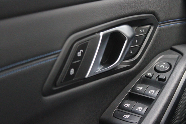 BMW 3 Serie Touring 330e 292PK M-SPORT | M-SPORT PRO-PAKKET | M-SPORT REMMEN UITGEVOERD IN DONKERBLAUW MET M LOGO | BMW LIVE COCKPIT PROFESSIONAL | CURVED DISPLAY |DRIVING ASSISTANT INCL. HEAD-UP DISPLAY | PANORAMISCH SCHUIF/KANTEL DAK | PARKING ASSIST INCL. ACHTERUITRIJCAMERA | ADAPTIEVE LED KOPLAMPEN |SHADOW LINE | M-SPORTSTOELEN VOOR | LEDER VERNASCA MET CONTRAST STIKSELS M-SPORT | STOEL VERWARMING | DRAADLOZE APPLE CARPLAY | ELEKTRISCH VERSTELBARE STOELEN MET GEHEUGEN FUNCTIE | HEAD UP DISPLAY | DRAADLOZE TELEFOONLADER | DODEHOEK BEWAKING | COMFORT PACK INCL. ELEKTRISCHE ACHTE