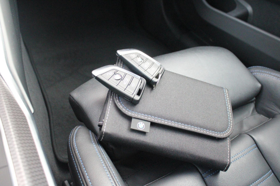 BMW 3 Serie Touring 330e 292PK M-SPORT | M-SPORT PRO-PAKKET | M-SPORT REMMEN UITGEVOERD IN DONKERBLAUW MET M LOGO | BMW LIVE COCKPIT PROFESSIONAL | CURVED DISPLAY |DRIVING ASSISTANT INCL. HEAD-UP DISPLAY | PANORAMISCH SCHUIF/KANTEL DAK | PARKING ASSIST INCL. ACHTERUITRIJCAMERA | ADAPTIEVE LED KOPLAMPEN |SHADOW LINE | M-SPORTSTOELEN VOOR | LEDER VERNASCA MET CONTRAST STIKSELS M-SPORT | STOEL VERWARMING | DRAADLOZE APPLE CARPLAY | ELEKTRISCH VERSTELBARE STOELEN MET GEHEUGEN FUNCTIE | HEAD UP DISPLAY | DRAADLOZE TELEFOONLADER | DODEHOEK BEWAKING | COMFORT PACK INCL. ELEKTRISCHE ACHTE