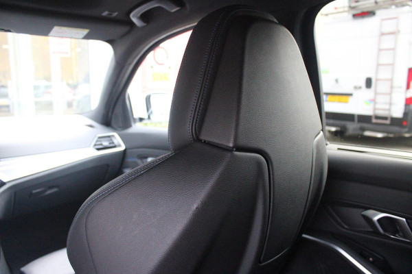 BMW 3 Serie Touring 330e 292PK M-SPORT | M-SPORT PRO-PAKKET | M-SPORT REMMEN UITGEVOERD IN DONKERBLAUW MET M LOGO | BMW LIVE COCKPIT PROFESSIONAL | CURVED DISPLAY |DRIVING ASSISTANT INCL. HEAD-UP DISPLAY | PANORAMISCH SCHUIF/KANTEL DAK | PARKING ASSIST INCL. ACHTERUITRIJCAMERA | ADAPTIEVE LED KOPLAMPEN |SHADOW LINE | M-SPORTSTOELEN VOOR | LEDER VERNASCA MET CONTRAST STIKSELS M-SPORT | STOEL VERWARMING | DRAADLOZE APPLE CARPLAY | ELEKTRISCH VERSTELBARE STOELEN MET GEHEUGEN FUNCTIE | HEAD UP DISPLAY | DRAADLOZE TELEFOONLADER | DODEHOEK BEWAKING | COMFORT PACK INCL. ELEKTRISCHE ACHTE