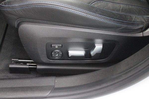 BMW 3 Serie Touring 330e 292PK M-SPORT | M-SPORT PRO-PAKKET | M-SPORT REMMEN UITGEVOERD IN DONKERBLAUW MET M LOGO | BMW LIVE COCKPIT PROFESSIONAL | CURVED DISPLAY |DRIVING ASSISTANT INCL. HEAD-UP DISPLAY | PANORAMISCH SCHUIF/KANTEL DAK | PARKING ASSIST INCL. ACHTERUITRIJCAMERA | ADAPTIEVE LED KOPLAMPEN |SHADOW LINE | M-SPORTSTOELEN VOOR | LEDER VERNASCA MET CONTRAST STIKSELS M-SPORT | STOEL VERWARMING | DRAADLOZE APPLE CARPLAY | ELEKTRISCH VERSTELBARE STOELEN MET GEHEUGEN FUNCTIE | HEAD UP DISPLAY | DRAADLOZE TELEFOONLADER | DODEHOEK BEWAKING | COMFORT PACK INCL. ELEKTRISCHE ACHTE