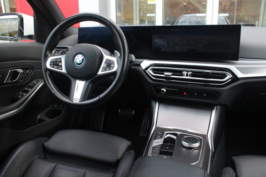 BMW 3 Serie Touring 330e 292PK M-SPORT | M-SPORT PRO-PAKKET | M-SPORT REMMEN UITGEVOERD IN DONKERBLAUW MET M LOGO | BMW LIVE COCKPIT PROFESSIONAL | CURVED DISPLAY |DRIVING ASSISTANT INCL. HEAD-UP DISPLAY | PANORAMISCH SCHUIF/KANTEL DAK | PARKING ASSIST INCL. ACHTERUITRIJCAMERA | ADAPTIEVE LED KOPLAMPEN |SHADOW LINE | M-SPORTSTOELEN VOOR | LEDER VERNASCA MET CONTRAST STIKSELS M-SPORT | STOEL VERWARMING | DRAADLOZE APPLE CARPLAY | ELEKTRISCH VERSTELBARE STOELEN MET GEHEUGEN FUNCTIE | HEAD UP DISPLAY | DRAADLOZE TELEFOONLADER | DODEHOEK BEWAKING | COMFORT PACK INCL. ELEKTRISCHE ACHTE