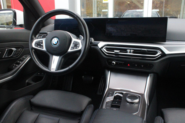 BMW 3 Serie Touring 330e 292PK M-SPORT | M-SPORT PRO-PAKKET | M-SPORT REMMEN UITGEVOERD IN DONKERBLAUW MET M LOGO | BMW LIVE COCKPIT PROFESSIONAL | CURVED DISPLAY |DRIVING ASSISTANT INCL. HEAD-UP DISPLAY | PANORAMISCH SCHUIF/KANTEL DAK | PARKING ASSIST INCL. ACHTERUITRIJCAMERA | ADAPTIEVE LED KOPLAMPEN |SHADOW LINE | M-SPORTSTOELEN VOOR | LEDER VERNASCA MET CONTRAST STIKSELS M-SPORT | STOEL VERWARMING | DRAADLOZE APPLE CARPLAY | ELEKTRISCH VERSTELBARE STOELEN MET GEHEUGEN FUNCTIE | HEAD UP DISPLAY | DRAADLOZE TELEFOONLADER | DODEHOEK BEWAKING | COMFORT PACK INCL. ELEKTRISCHE ACHTE
