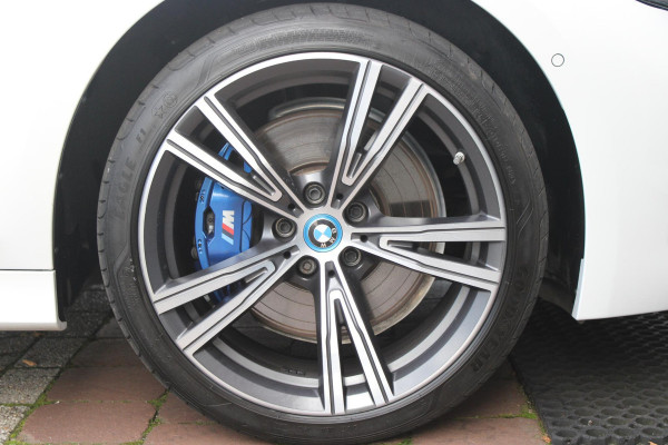 BMW 3 Serie Touring 330e 292PK M-SPORT | M-SPORT PRO-PAKKET | M-SPORT REMMEN UITGEVOERD IN DONKERBLAUW MET M LOGO | BMW LIVE COCKPIT PROFESSIONAL | CURVED DISPLAY |DRIVING ASSISTANT INCL. HEAD-UP DISPLAY | PANORAMISCH SCHUIF/KANTEL DAK | PARKING ASSIST INCL. ACHTERUITRIJCAMERA | ADAPTIEVE LED KOPLAMPEN |SHADOW LINE | M-SPORTSTOELEN VOOR | LEDER VERNASCA MET CONTRAST STIKSELS M-SPORT | STOEL VERWARMING | DRAADLOZE APPLE CARPLAY | ELEKTRISCH VERSTELBARE STOELEN MET GEHEUGEN FUNCTIE | HEAD UP DISPLAY | DRAADLOZE TELEFOONLADER | DODEHOEK BEWAKING | COMFORT PACK INCL. ELEKTRISCHE ACHTE