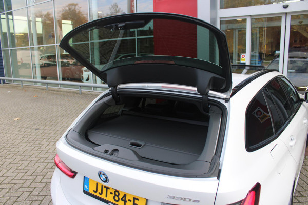 BMW 3 Serie Touring 330e 292PK M-SPORT | M-SPORT PRO-PAKKET | M-SPORT REMMEN UITGEVOERD IN DONKERBLAUW MET M LOGO | BMW LIVE COCKPIT PROFESSIONAL | CURVED DISPLAY |DRIVING ASSISTANT INCL. HEAD-UP DISPLAY | PANORAMISCH SCHUIF/KANTEL DAK | PARKING ASSIST INCL. ACHTERUITRIJCAMERA | ADAPTIEVE LED KOPLAMPEN |SHADOW LINE | M-SPORTSTOELEN VOOR | LEDER VERNASCA MET CONTRAST STIKSELS M-SPORT | STOEL VERWARMING | DRAADLOZE APPLE CARPLAY | ELEKTRISCH VERSTELBARE STOELEN MET GEHEUGEN FUNCTIE | HEAD UP DISPLAY | DRAADLOZE TELEFOONLADER | DODEHOEK BEWAKING | COMFORT PACK INCL. ELEKTRISCHE ACHTE