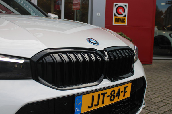 BMW 3 Serie Touring 330e 292PK M-SPORT | M-SPORT PRO-PAKKET | M-SPORT REMMEN UITGEVOERD IN DONKERBLAUW MET M LOGO | BMW LIVE COCKPIT PROFESSIONAL | CURVED DISPLAY |DRIVING ASSISTANT INCL. HEAD-UP DISPLAY | PANORAMISCH SCHUIF/KANTEL DAK | PARKING ASSIST INCL. ACHTERUITRIJCAMERA | ADAPTIEVE LED KOPLAMPEN |SHADOW LINE | M-SPORTSTOELEN VOOR | LEDER VERNASCA MET CONTRAST STIKSELS M-SPORT | STOEL VERWARMING | DRAADLOZE APPLE CARPLAY | ELEKTRISCH VERSTELBARE STOELEN MET GEHEUGEN FUNCTIE | HEAD UP DISPLAY | DRAADLOZE TELEFOONLADER | DODEHOEK BEWAKING | COMFORT PACK INCL. ELEKTRISCHE ACHTE
