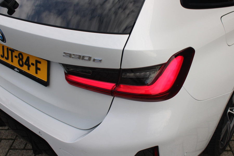 BMW 3 Serie Touring 330e 292PK M-SPORT | M-SPORT PRO-PAKKET | M-SPORT REMMEN UITGEVOERD IN DONKERBLAUW MET M LOGO | BMW LIVE COCKPIT PROFESSIONAL | CURVED DISPLAY |DRIVING ASSISTANT INCL. HEAD-UP DISPLAY | PANORAMISCH SCHUIF/KANTEL DAK | PARKING ASSIST INCL. ACHTERUITRIJCAMERA | ADAPTIEVE LED KOPLAMPEN |SHADOW LINE | M-SPORTSTOELEN VOOR | LEDER VERNASCA MET CONTRAST STIKSELS M-SPORT | STOEL VERWARMING | DRAADLOZE APPLE CARPLAY | ELEKTRISCH VERSTELBARE STOELEN MET GEHEUGEN FUNCTIE | HEAD UP DISPLAY | DRAADLOZE TELEFOONLADER | DODEHOEK BEWAKING | COMFORT PACK INCL. ELEKTRISCHE ACHTE