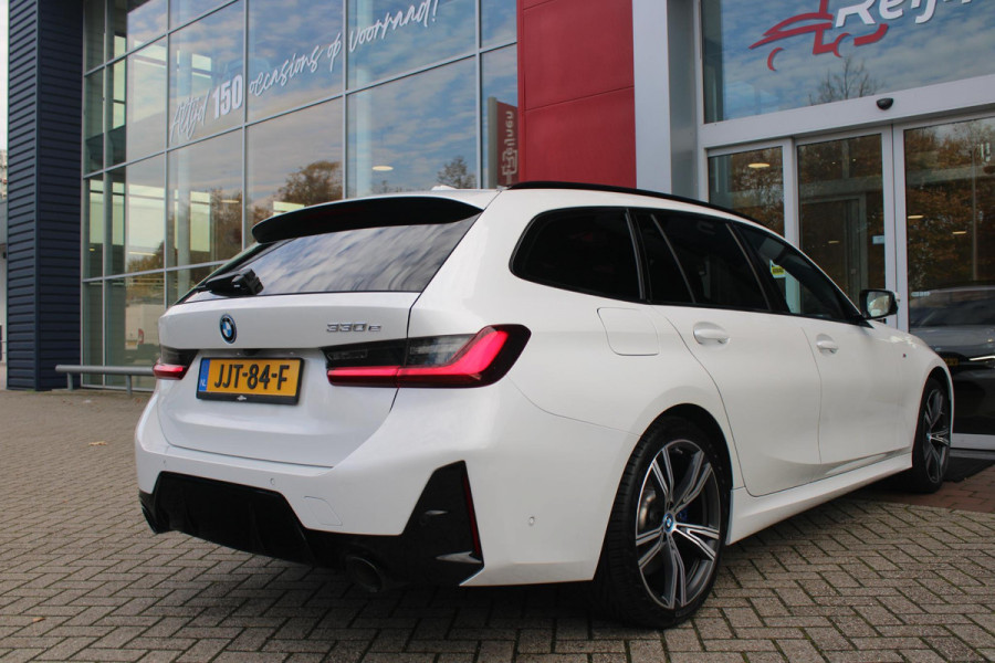 BMW 3 Serie Touring 330e 292PK M-SPORT | M-SPORT PRO-PAKKET | M-SPORT REMMEN UITGEVOERD IN DONKERBLAUW MET M LOGO | BMW LIVE COCKPIT PROFESSIONAL | CURVED DISPLAY |DRIVING ASSISTANT INCL. HEAD-UP DISPLAY | PANORAMISCH SCHUIF/KANTEL DAK | PARKING ASSIST INCL. ACHTERUITRIJCAMERA | ADAPTIEVE LED KOPLAMPEN |SHADOW LINE | M-SPORTSTOELEN VOOR | LEDER VERNASCA MET CONTRAST STIKSELS M-SPORT | STOEL VERWARMING | DRAADLOZE APPLE CARPLAY | ELEKTRISCH VERSTELBARE STOELEN MET GEHEUGEN FUNCTIE | HEAD UP DISPLAY | DRAADLOZE TELEFOONLADER | DODEHOEK BEWAKING | COMFORT PACK INCL. ELEKTRISCHE ACHTE