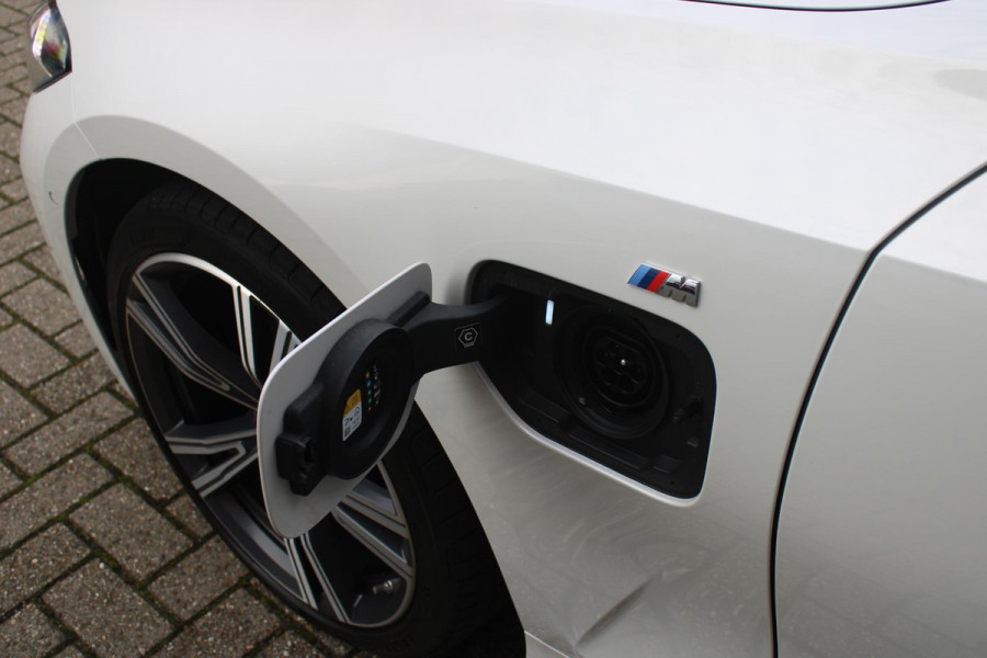 BMW 3 Serie Touring 330e 292PK M-SPORT | M-SPORT PRO-PAKKET | M-SPORT REMMEN UITGEVOERD IN DONKERBLAUW MET M LOGO | BMW LIVE COCKPIT PROFESSIONAL | CURVED DISPLAY |DRIVING ASSISTANT INCL. HEAD-UP DISPLAY | PANORAMISCH SCHUIF/KANTEL DAK | PARKING ASSIST INCL. ACHTERUITRIJCAMERA | ADAPTIEVE LED KOPLAMPEN |SHADOW LINE | M-SPORTSTOELEN VOOR | LEDER VERNASCA MET CONTRAST STIKSELS M-SPORT | STOEL VERWARMING | DRAADLOZE APPLE CARPLAY | ELEKTRISCH VERSTELBARE STOELEN MET GEHEUGEN FUNCTIE | HEAD UP DISPLAY | DRAADLOZE TELEFOONLADER | DODEHOEK BEWAKING | COMFORT PACK INCL. ELEKTRISCHE ACHTE