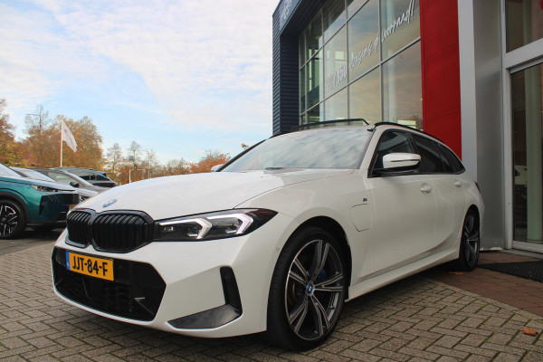 BMW 3 Serie Touring 330e 292PK M-SPORT | M-SPORT PRO-PAKKET | M-SPORT REMMEN UITGEVOERD IN DONKERBLAUW MET M LOGO | BMW LIVE COCKPIT PROFESSIONAL | CURVED DISPLAY |DRIVING ASSISTANT INCL. HEAD-UP DISPLAY | PANORAMISCH SCHUIF/KANTEL DAK | PARKING ASSIST INCL. ACHTERUITRIJCAMERA | ADAPTIEVE LED KOPLAMPEN |SHADOW LINE | M-SPORTSTOELEN VOOR | LEDER VERNASCA MET CONTRAST STIKSELS M-SPORT | STOEL VERWARMING | DRAADLOZE APPLE CARPLAY | ELEKTRISCH VERSTELBARE STOELEN MET GEHEUGEN FUNCTIE | HEAD UP DISPLAY | DRAADLOZE TELEFOONLADER | DODEHOEK BEWAKING | COMFORT PACK INCL. ELEKTRISCHE ACHTE