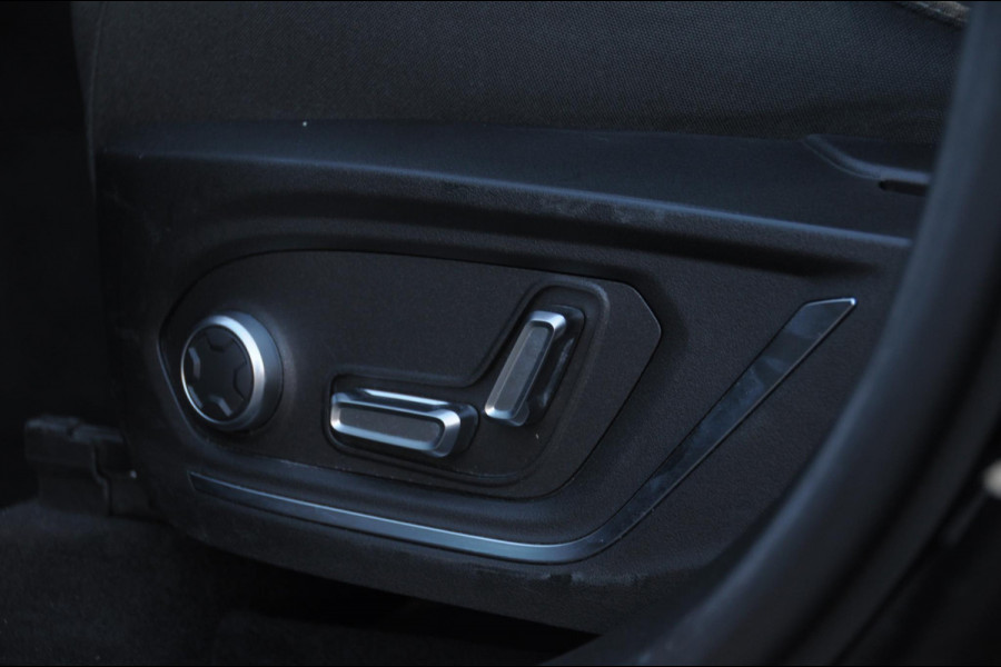 Lynk & Co 01 / Adaptieve cruise control / Elektrische stoelen / BLIS / Stoelverwarming / Elektrische achterklep / Climate control / Parkeersensoren met camera / Regensensor / Keyless entry /