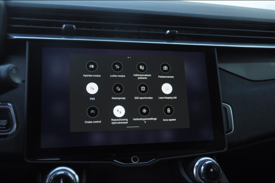 Lynk & Co 01 / Adaptieve cruise control / Elektrische stoelen / BLIS / Stoelverwarming / Elektrische achterklep / Climate control / Parkeersensoren met camera / Regensensor / Keyless entry /