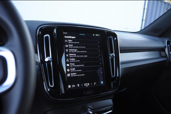 Volvo XC40 212PK Automaat B4 Plus Dark Elektrische stoelen met geheugen/ Harman kardon audio/ BLIS/ Stoelverwarming/ Stuurverwarming/ Achteruitrijcamera