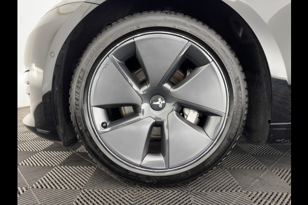 Tesla Model 3 Standard RWD Plus 60 kWh [ 3-Fase ] { SOH-90%} (INCL-BTW) Aut. *PANO | AUTO-PILOT | LUXURY-LEATHER | KEYLESS | FULL-LED | MEMORY-PACK | SURROUND-VIEW | DAB | CARPLAY | DIGI-COCKPIT | LANE-ASSIST | COMFORT-SEATS | 18"ALU*