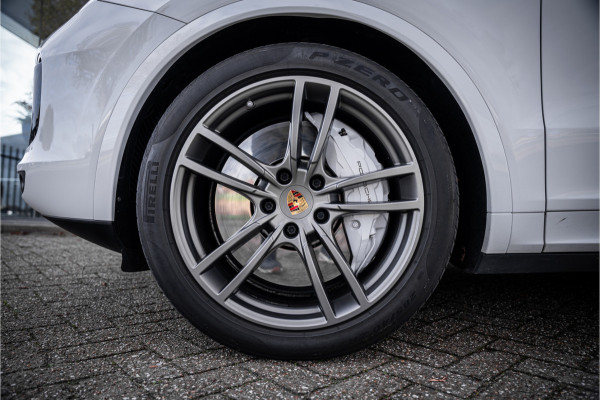 Porsche Cayenne 4.0 Turbo ** PCCB** Burmester ** Approved ** Panodak ** Trekhaak ** 18-weg Sportstoelen 4WS ** Adapt. Cruise ** Softclose ** NP 237K ** NL auto!!