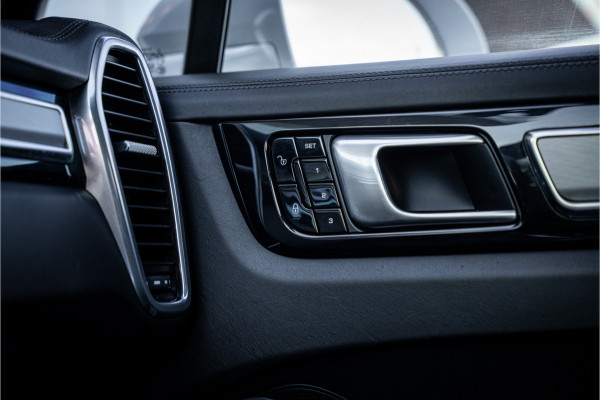 Porsche Cayenne 4.0 Turbo ** PCCB** Burmester ** Approved ** Panodak ** Trekhaak ** 18-weg Sportstoelen 4WS ** Adapt. Cruise ** Softclose ** NP 237K ** NL auto!!