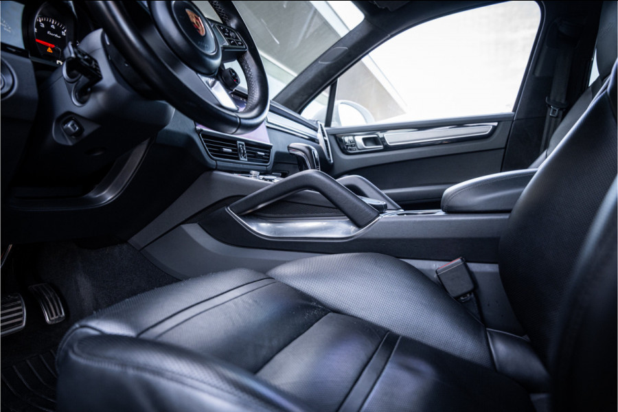 Porsche Cayenne 4.0 Turbo ** PCCB** Burmester ** Approved ** Panodak ** Trekhaak ** 18-weg Sportstoelen 4WS ** Adapt. Cruise ** Softclose ** NP 237K ** NL auto!!