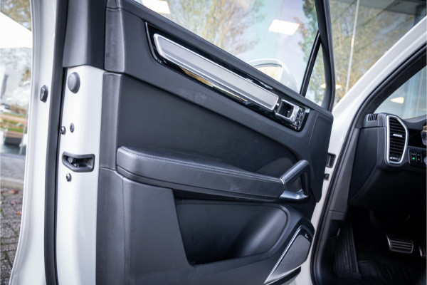 Porsche Cayenne 4.0 Turbo ** PCCB** Burmester ** Approved ** Panodak ** Trekhaak ** 18-weg Sportstoelen 4WS ** Adapt. Cruise ** Softclose ** NP 237K ** NL auto!!