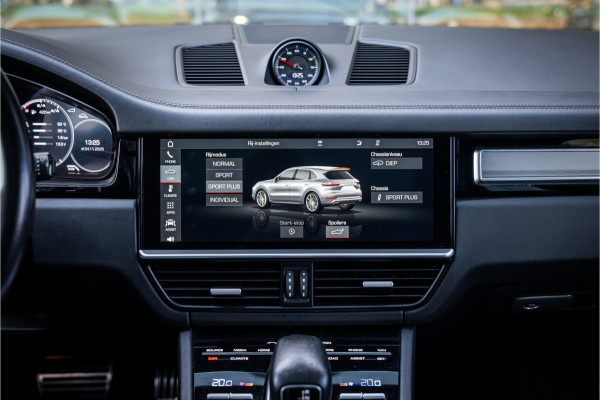 Porsche Cayenne 4.0 Turbo ** PCCB** Burmester ** Approved ** Panodak ** Trekhaak ** 18-weg Sportstoelen 4WS ** Adapt. Cruise ** Softclose ** NP 237K ** NL auto!!