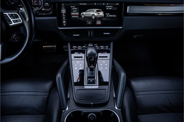 Porsche Cayenne 4.0 Turbo ** PCCB** Burmester ** Approved ** Panodak ** Trekhaak ** 18-weg Sportstoelen 4WS ** Adapt. Cruise ** Softclose ** NP 237K ** NL auto!!