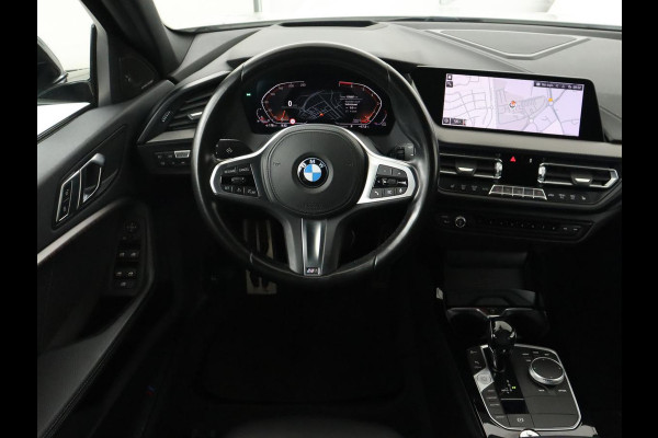 BMW 1-serie 118i High Executive | M Sport | Panoramadak | Head-Up | Leder | Harman/Kardon | Camera | Carplay | Stoelverwarming | Live Cockpit | Sfeerverlichting | Keyless | Navigatie | Sportstoelen | Full LED