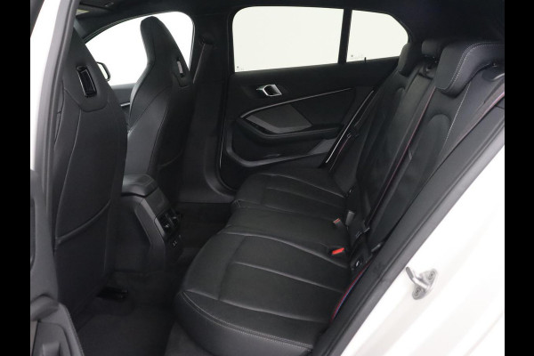 BMW 1-serie 118i High Executive | M Sport | Panoramadak | Head-Up | Leder | Harman/Kardon | Camera | Carplay | Stoelverwarming | Live Cockpit | Sfeerverlichting | Keyless | Navigatie | Sportstoelen | Full LED