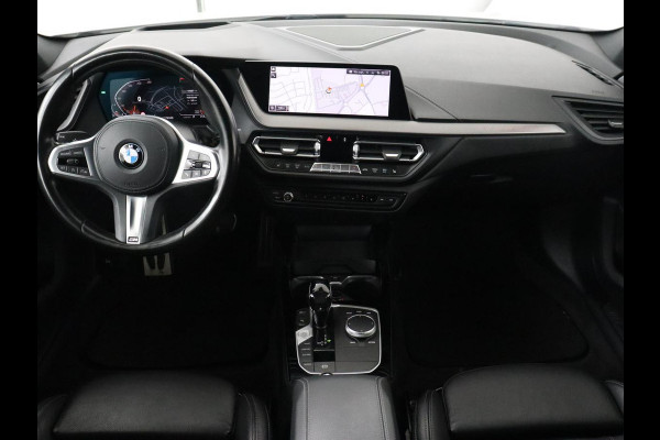 BMW 1-serie 118i High Executive | M Sport | Panoramadak | Head-Up | Leder | Harman/Kardon | Camera | Carplay | Stoelverwarming | Live Cockpit | Sfeerverlichting | Keyless | Navigatie | Sportstoelen | Full LED