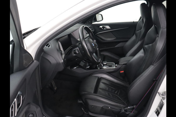 BMW 1-serie 118i High Executive | M Sport | Panoramadak | Head-Up | Leder | Harman/Kardon | Camera | Carplay | Stoelverwarming | Live Cockpit | Sfeerverlichting | Keyless | Navigatie | Sportstoelen | Full LED