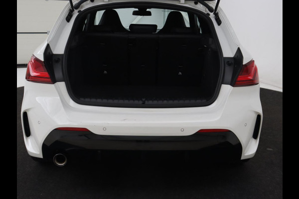 BMW 1-serie 118i High Executive | M Sport | Panoramadak | Head-Up | Leder | Harman/Kardon | Camera | Carplay | Stoelverwarming | Live Cockpit | Sfeerverlichting | Keyless | Navigatie | Sportstoelen | Full LED