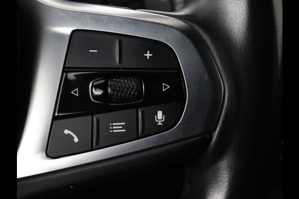 BMW 1-serie 118i High Executive | M Sport | Panoramadak | Head-Up | Leder | Harman/Kardon | Camera | Carplay | Stoelverwarming | Live Cockpit | Sfeerverlichting | Keyless | Navigatie | Sportstoelen | Full LED