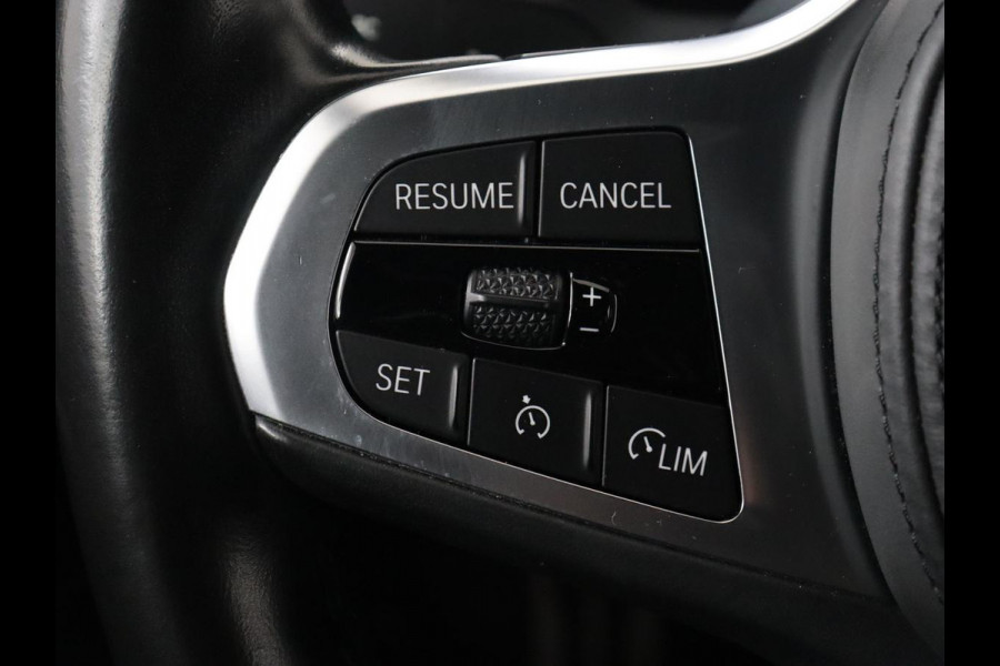 BMW 1-serie 118i High Executive | M Sport | Panoramadak | Head-Up | Leder | Harman/Kardon | Camera | Carplay | Stoelverwarming | Live Cockpit | Sfeerverlichting | Keyless | Navigatie | Sportstoelen | Full LED