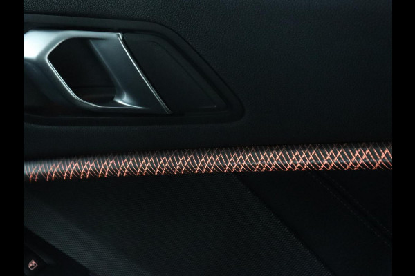 BMW 1-serie 118i High Executive | M Sport | Panoramadak | Head-Up | Leder | Harman/Kardon | Camera | Carplay | Stoelverwarming | Live Cockpit | Sfeerverlichting | Keyless | Navigatie | Sportstoelen | Full LED