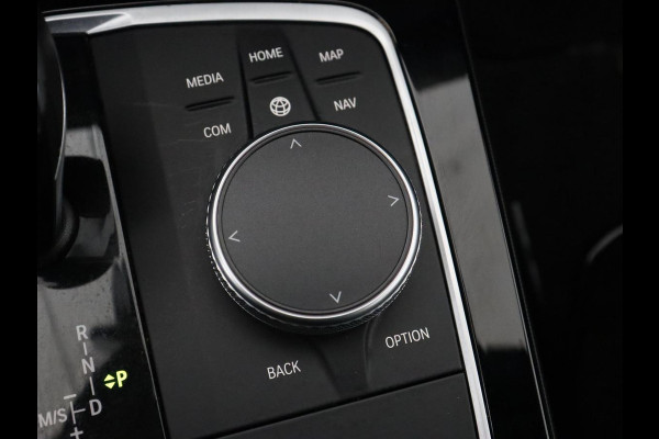 BMW 1-serie 118i High Executive | M Sport | Panoramadak | Head-Up | Leder | Harman/Kardon | Camera | Carplay | Stoelverwarming | Live Cockpit | Sfeerverlichting | Keyless | Navigatie | Sportstoelen | Full LED