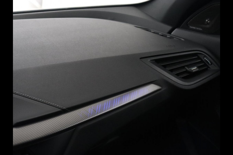 BMW 1-serie 118i High Executive | M Sport | Panoramadak | Head-Up | Leder | Harman/Kardon | Camera | Carplay | Stoelverwarming | Live Cockpit | Sfeerverlichting | Keyless | Navigatie | Sportstoelen | Full LED