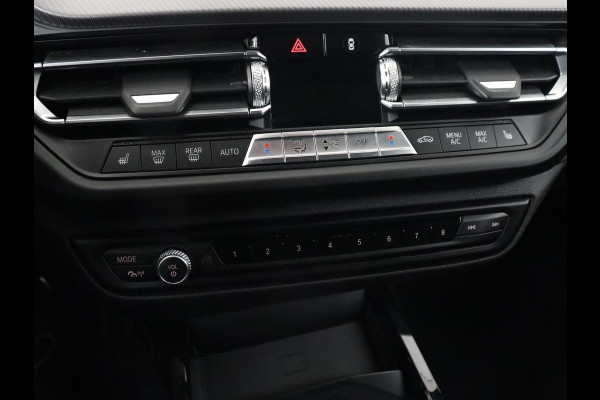 BMW 1-serie 118i High Executive | M Sport | Panoramadak | Head-Up | Leder | Harman/Kardon | Camera | Carplay | Stoelverwarming | Live Cockpit | Sfeerverlichting | Keyless | Navigatie | Sportstoelen | Full LED