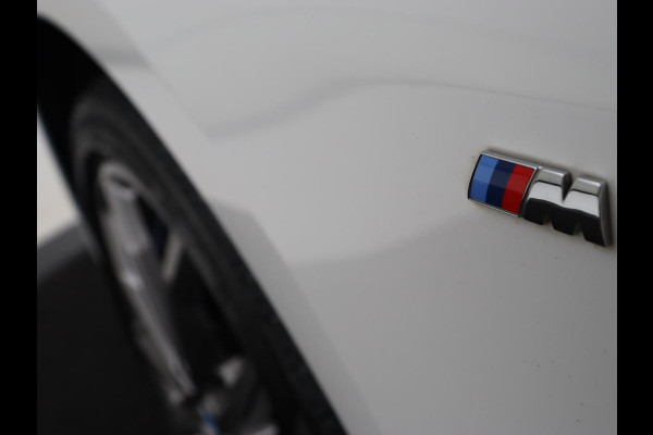 BMW 1-serie 118i High Executive | M Sport | Panoramadak | Head-Up | Leder | Harman/Kardon | Camera | Carplay | Stoelverwarming | Live Cockpit | Sfeerverlichting | Keyless | Navigatie | Sportstoelen | Full LED