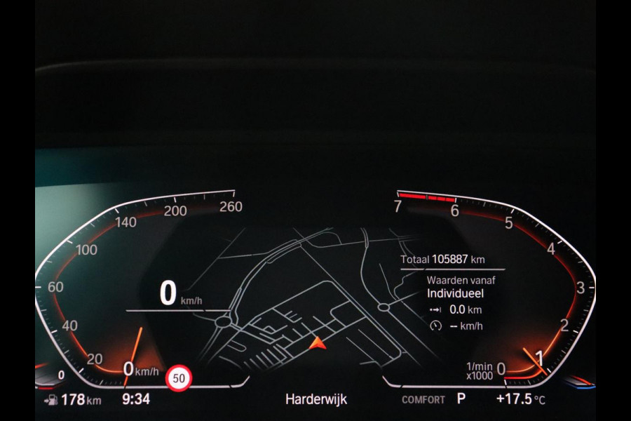 BMW 1-serie 118i High Executive | M Sport | Panoramadak | Head-Up | Leder | Harman/Kardon | Camera | Carplay | Stoelverwarming | Live Cockpit | Sfeerverlichting | Keyless | Navigatie | Sportstoelen | Full LED